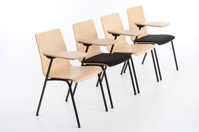 Stapelbare Holzstühle mit Schreibtablar